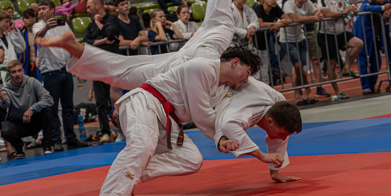 VfL-Kämpfer Ilja Pak( vorne) hat seinen Gegner Joshua Heiserer fest im Griff.Bild: Vilz