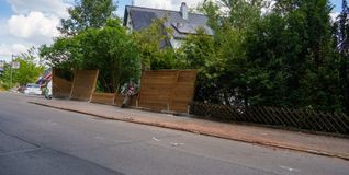 Bei dem Unfall wurde nicht nur der Zaun in Mitleidenschaft gezogen, sondern auch die an der Seite geparkten Autos. Das Unfallfahrzeug stieß mit einem am Fahrbahnrand geparkten VW zusammen, welcher wiederum auf zwei weitere geparkte Fahrzeuge geschoben wurde, heißt es im Polizeibericht.
