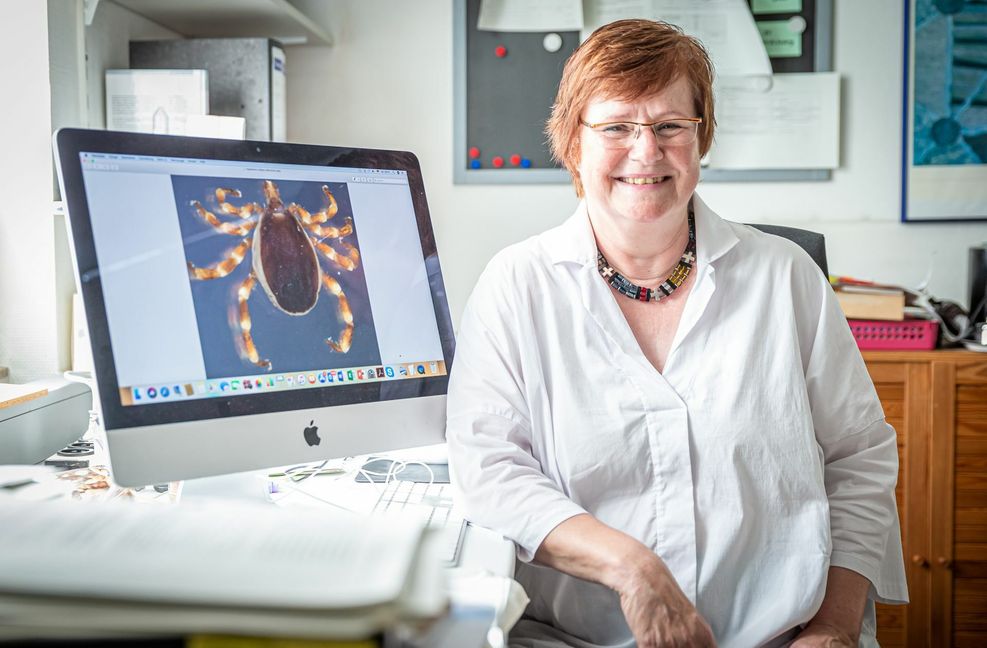 Die Parasitologin Ute Mackenstedt untersucht an der Hohenheimer Uni das Verhalten und die Verbreitung von Zecken. Foto: Lichtgut