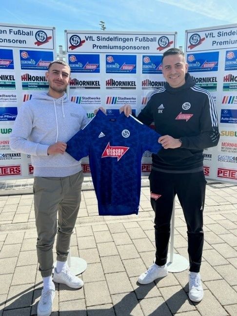 Vfl-Trainer Roberto Klug begrüßt Kenan Kasicki (links), der vom TSV Ehningen nach Sindelfingen wechselt. Bild: z