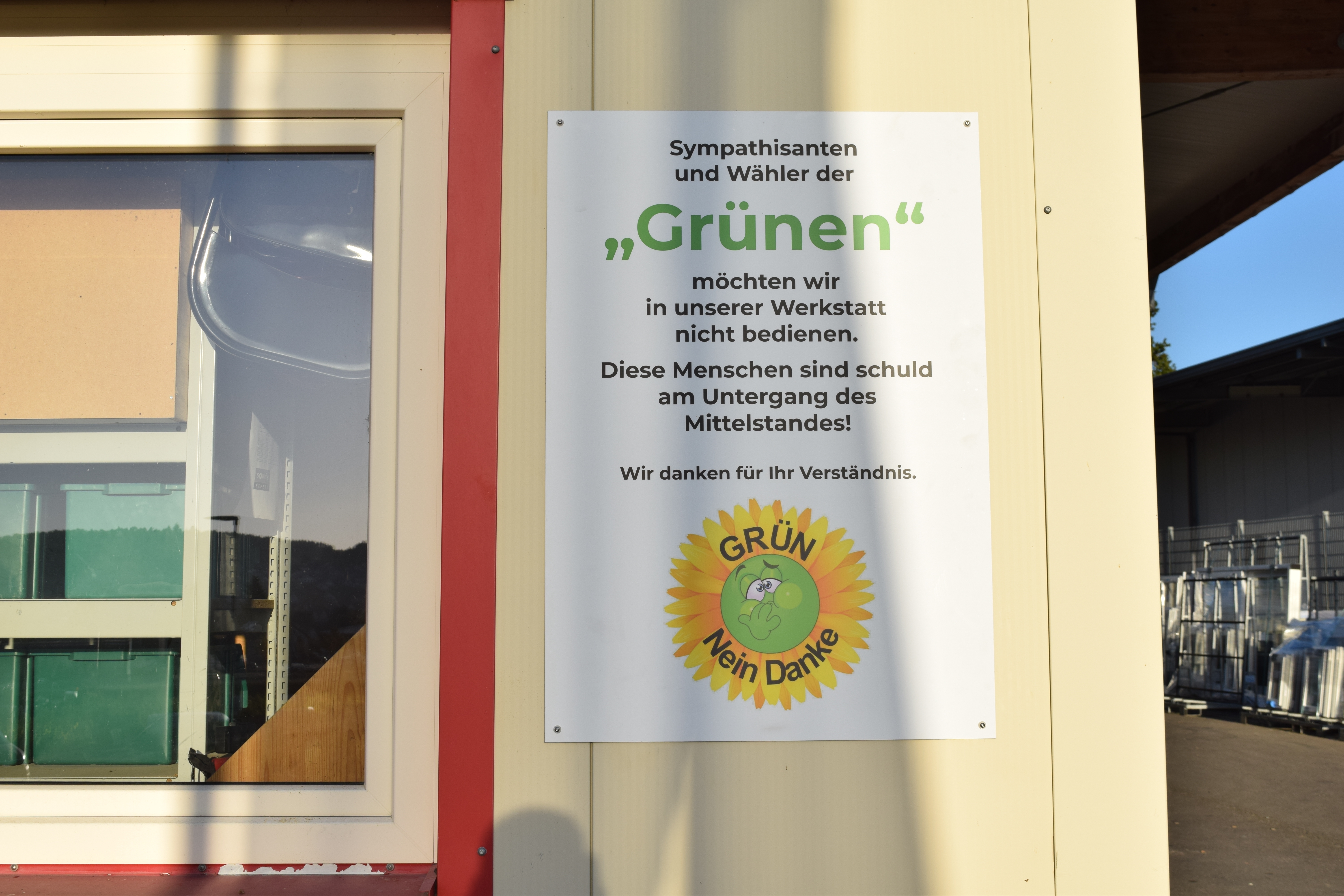 Seit zehn Tagen hängt dieses Schild bei Jourdan Fensterbau in Althengstett.  Bild: Krauter