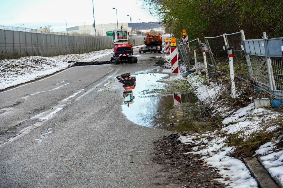 Die Käsbrunnlestraße in Sindelfingen ist für ihren maroden Zustand seit langem bekannt. Bild: Dettenmeyer