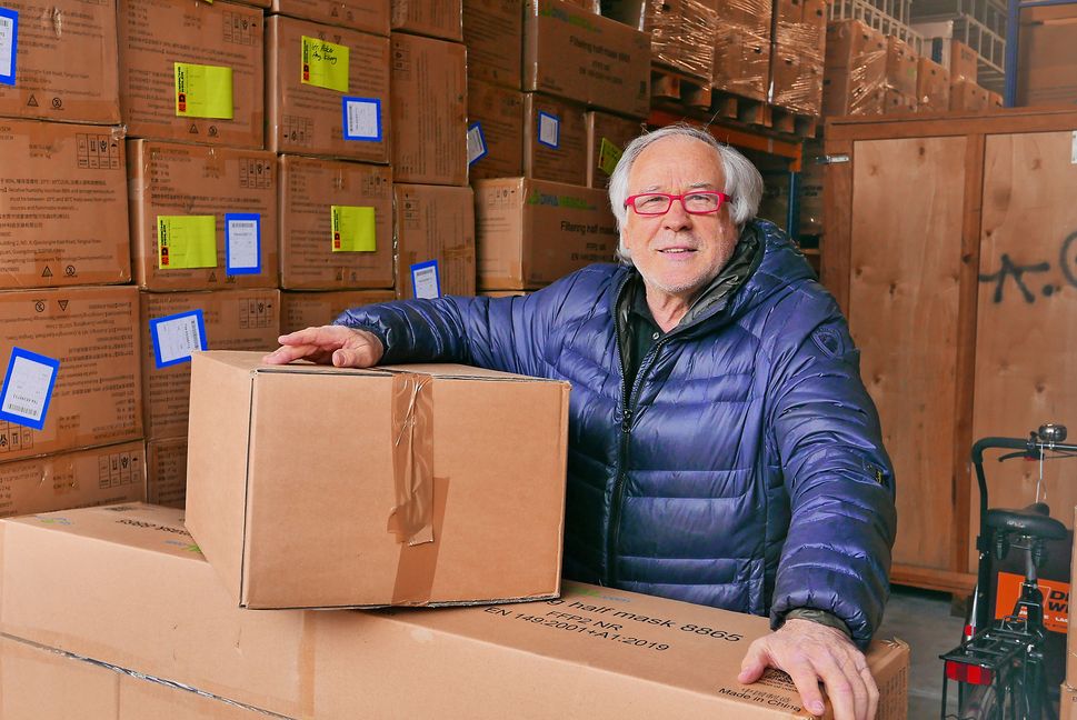 Jede Menge Kartons mit Masken und Schnelltests stapeln sich im Sindelfinger Medilog-Plus-Lager von Bernd Picker. Bild: Jung