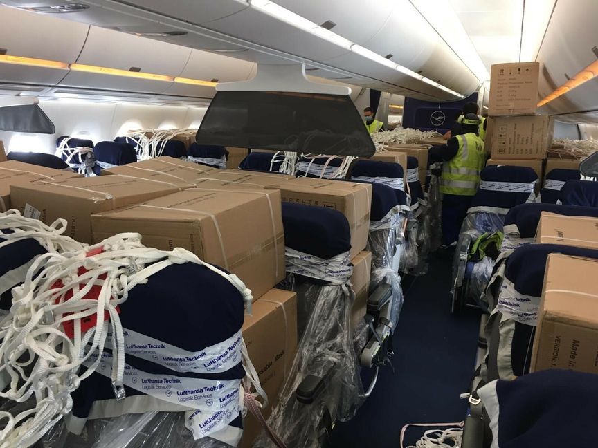Bis auf den Letzten Platz mit Kartons belegt -- der erste Airbus 350, der Coronaschutzausrüstung nach Sindelfingen brachte. Bild: z