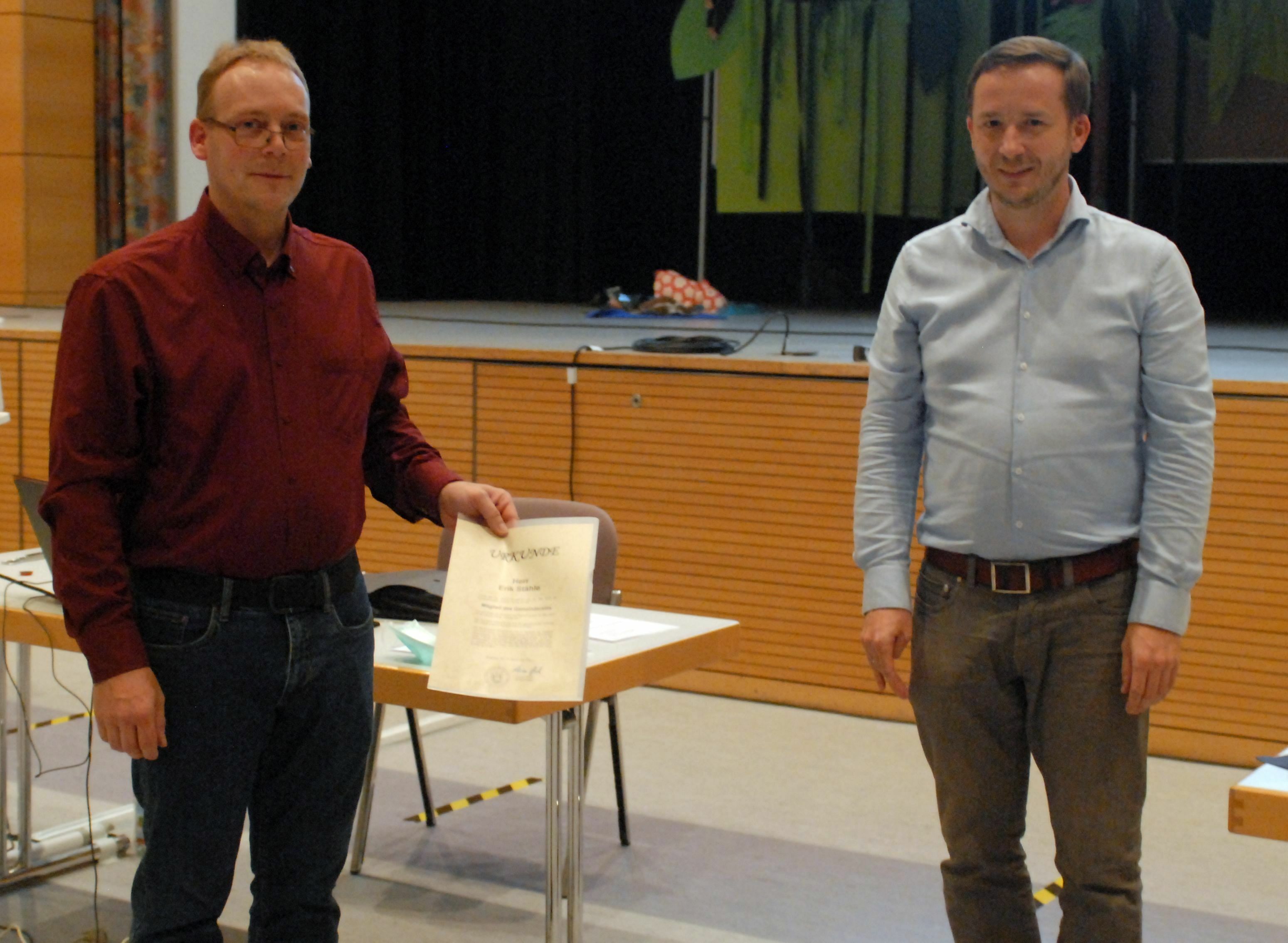 Bürgermeister Florian Glock (rechts) verpflichtete Erik Stähle von der Freien Liste als neuen Gemeinderat. Bild: Reichert