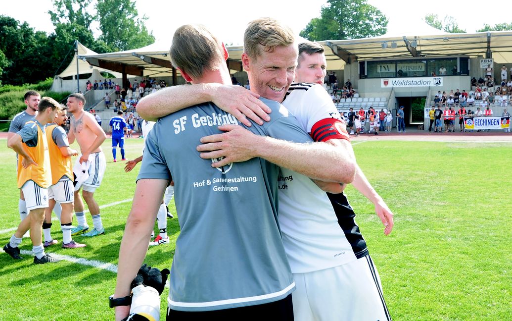 Gechingens Kapitän  Dennis Carl freut sich über den nächsten Schritt in Richtung Landesliga-Aufstierg. Bild: photostampe                                              n Richtung Ladesliga-Aufstieg. Bild: photostampe