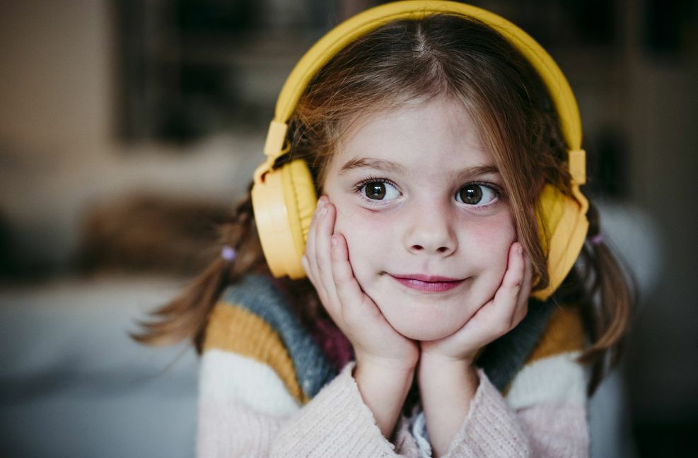 Fast alle Musikabspielgeräte funktionieren auch mit Kopfhörern. Allerdings sollte man bei den Kleinen auf spezielle Kinderkopfhörer achten.
 Foto: imago images/Westend61/E..