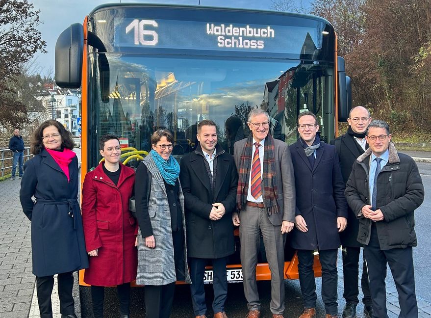 Heute sind im Schönbuch zwei neue Schnellbuslinien vorgestellt worden. Mit dabei waren: FMO-Geschäftsführerin Birgit Stoib, Schönaichs Bürgermeisterin Anna Walther, Erste Landesbeamtin des Landkreises Esslingen Dr. Marion Leuze-Mohr, Aichtals Bürgermeister  Sebastian Kurz, Böblingens Landrat Bernhard, Nürtingens OB Dr. Johannes Fridrich, VVS-Teamleiter Jochen Biesinger und Waldenbuchs Bürgermeister Michael Lutz (von links). Bild: z