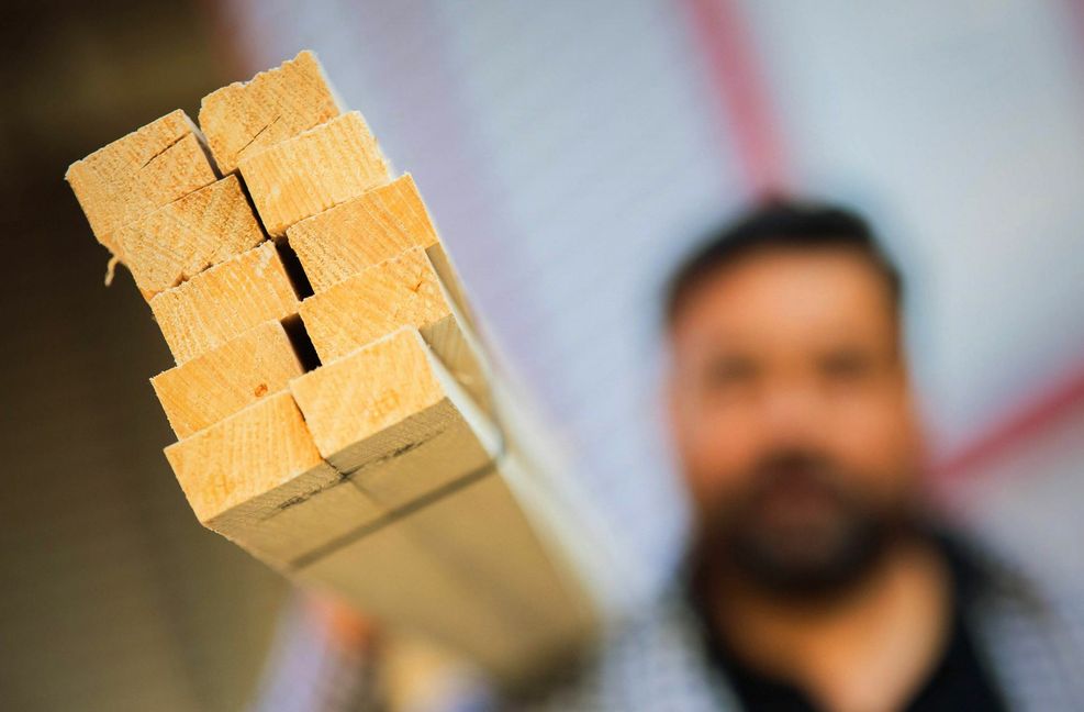 Selbst Dachlatten, eigentlich ein Massenartikel, sind knapp und begehrt.
Foto: dpa/Rolf Vennenbernd