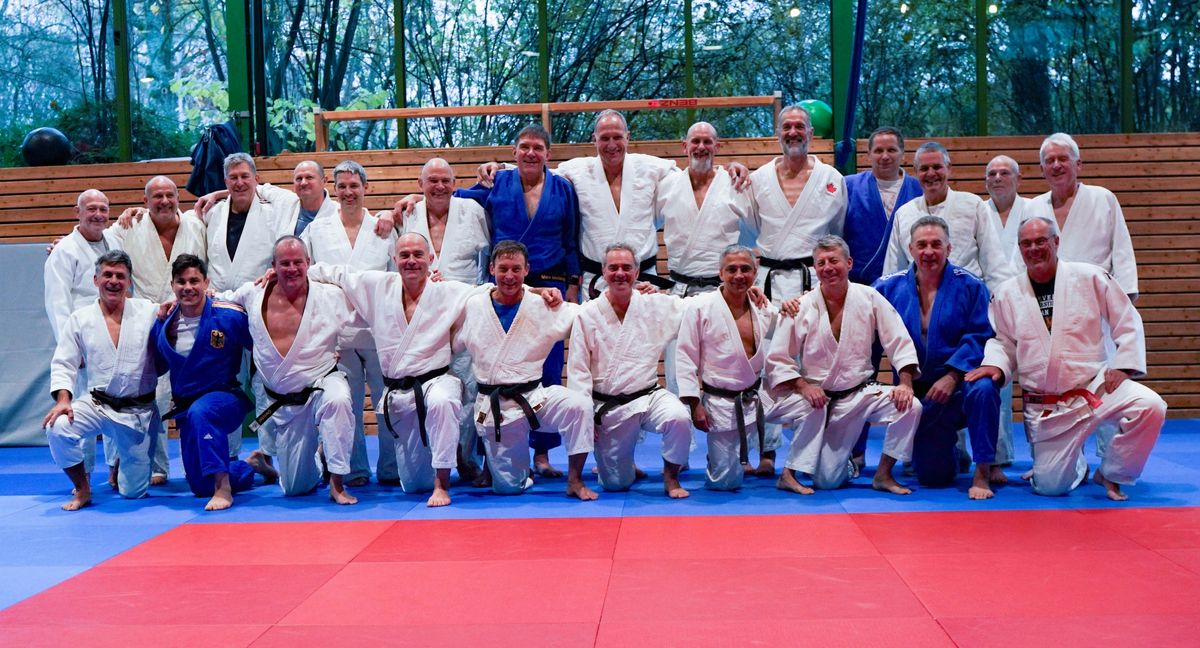 Stark: Horst Peiffer, Dirk Lukaschewski, Holger Meiling, Axel Altvater, Dirk Dosenbach, Stephan Fischer, Marc Meiling, Arnd Franz, Uwe Fendler, Michael Morgenroth, Joachim Schäpe, Dieter Fahrländer, Dieter Völler, Gunter Bischof (hinten von links), Uli Fessmann, René Schneider, Christof Aeugle, Steffen Rommel, Oleg Becher, Oliver Wengert, Harald Widlroither, Rüdiger Johner, Harald Neidel, Norbert Schöllhorn (vorne von links).      Bild: Dettenmeyer