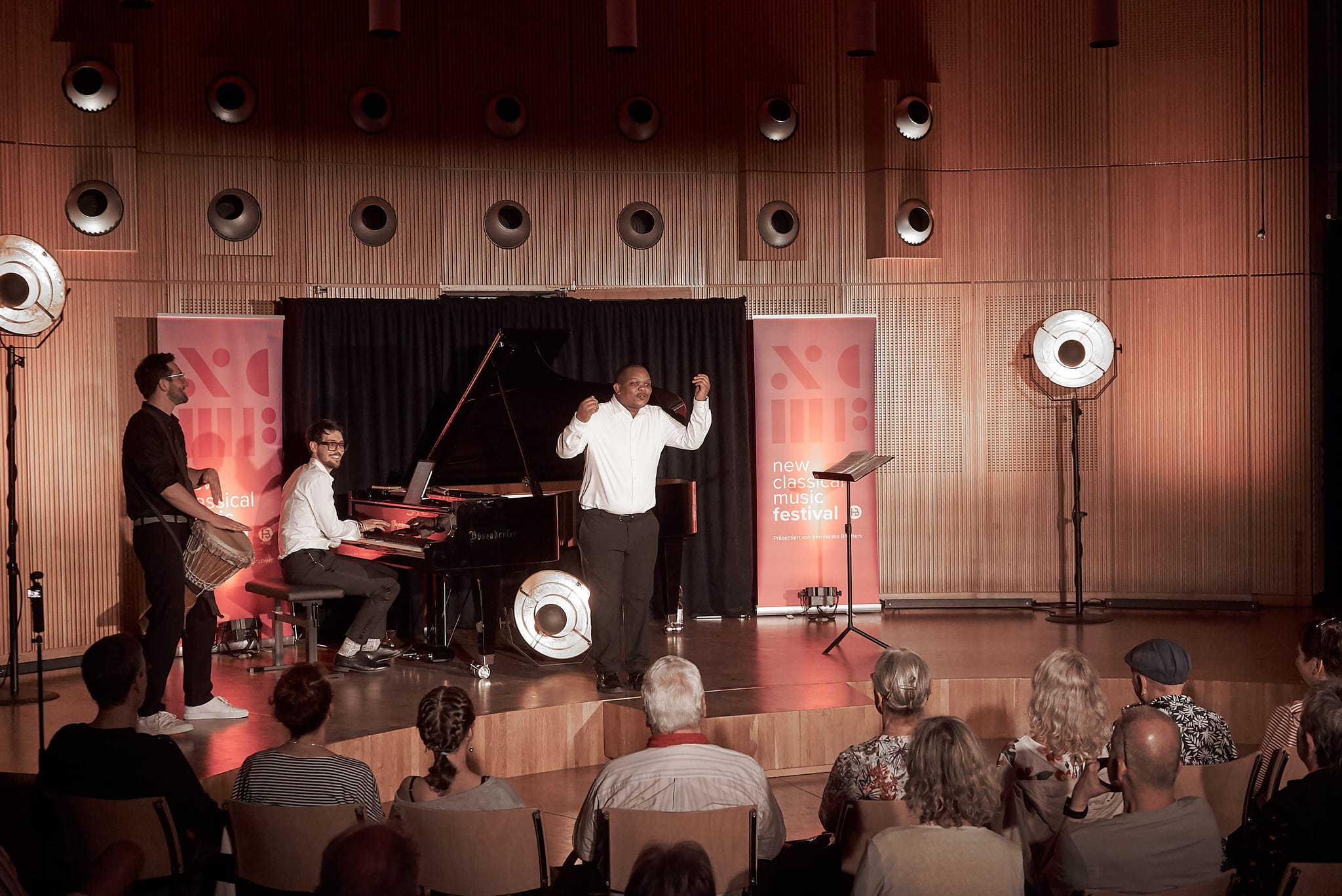 Lieder der deutschen Romantik und aus Südafrika präsentierten Pianist Jonathan Hanke und Tenor Simphiwe Mfazwe teils unterstützt von Lukas Hanke an der Trommel.