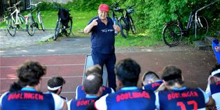 Intermins-Coach Gerhard Peter Rach sucht die passenden Worte.