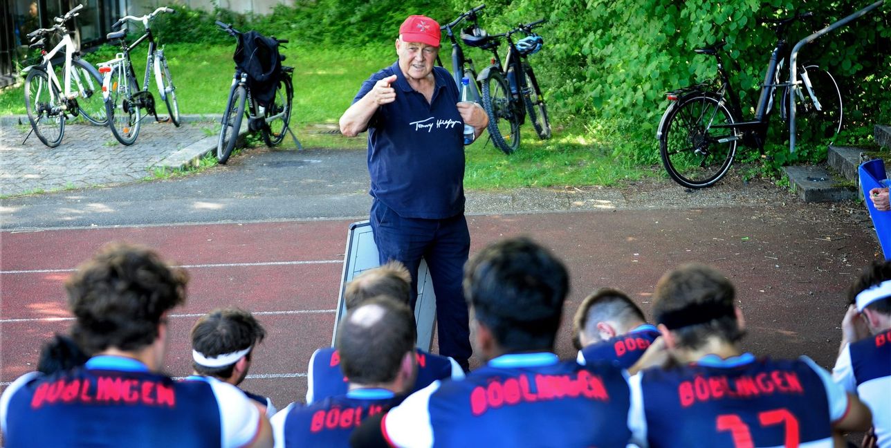 Intermins-Coach Gerhard Peter Rach sucht die passenden Worte.