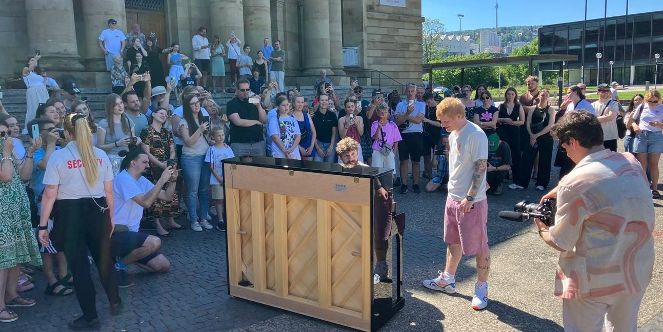 Das Klavier stand beim Überraschungskonzert von Ed Sheeran vor der Stuttgarter Oper...