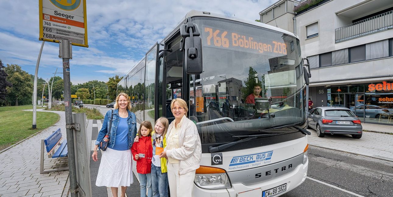 An der Haltestelle Seeger in Döffingen (von links) Yvonne Hüneburg, Geschäftsführerin des Verbandes Baden-Württembergischer Omnibusunternehmen, Mariia und Carolin sowie Cornelia Christian, VVS-Geschäftsführerin. Bild: Richter