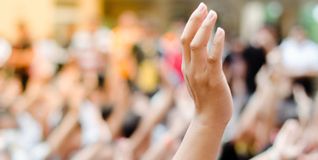 Demokratie bedeutet: Jeder hat eine Stimme. Damit sie gehört werden und Gewicht bekommen, braucht es glaubwürdige Informationen und professionellen Journalismus. Denn immer mehr Inhalte verbreiten sich immer rasanter und häufig ungeprüft, sodass es für viele Menschen schwieriger wird zu erkennen, welchen Aussagen, Texten oder Bildern sie vertrauen können.