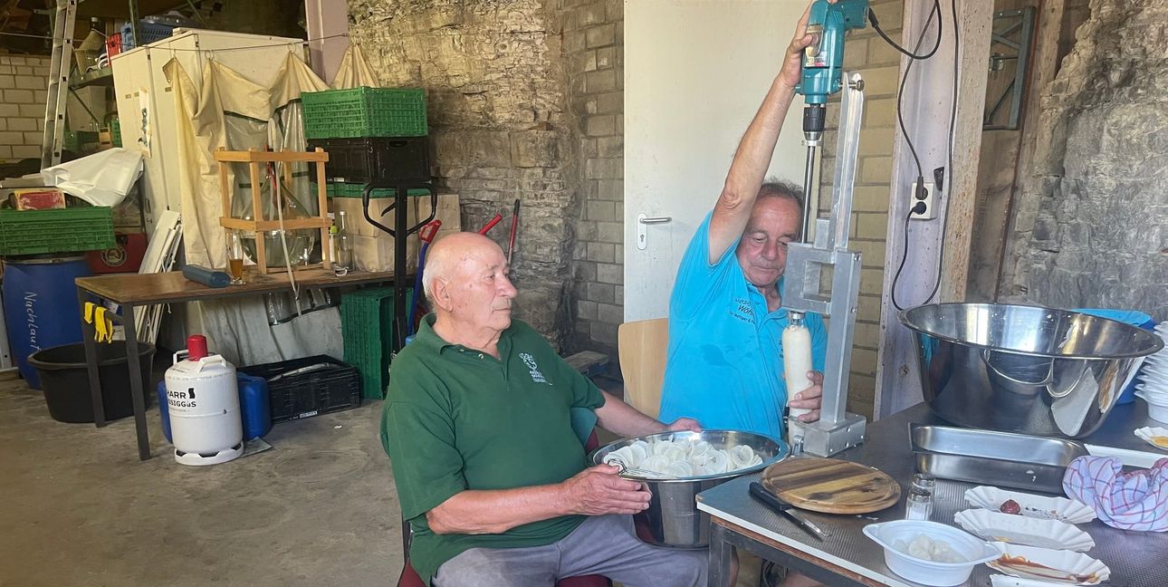 Vincenco Mangiameli  und Karlheinz Kienle haben den Dreh raus, und so kommen beim Darmsheimer Rettichfest leckere dünne Rettichschlangen auf den Teller.