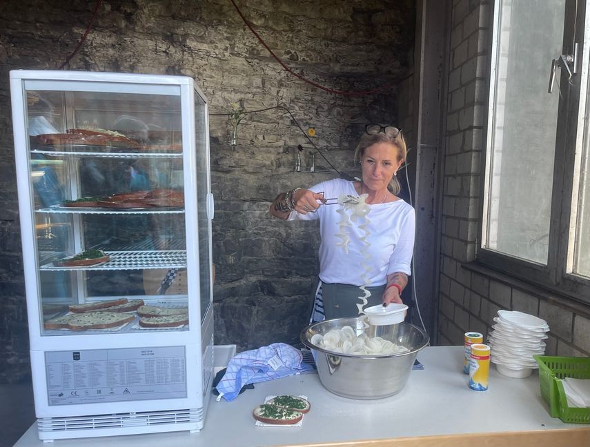 Die perfekte Rettichschlange kommt auf den Teller. Dafür sorgt Ursula Rebmann.