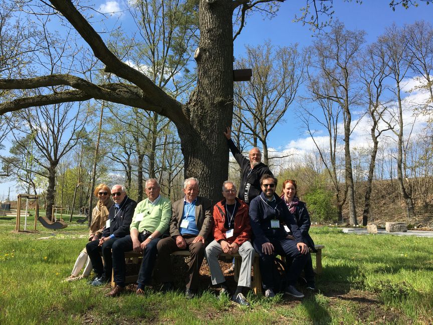 Ein Teil der Sindelfinger Delegation auf der Bank aus dem Sindelfinger Forst im Torgauer Gartenschaugelände: von links Sabine Kober (Grüne), Hartmut Knoch, der Leiter des Amts für Grün und Umwelt. Manfred Stock (SPD), Walter Arnold (CDU), Karl-Heinz Beuttler (Freie Wähler), Julian Schahl vom Büro für internationale Angelegenheiten und Alexandra Keller (Ispas). Mit dabei ist der Torgauer Stadtrat Edwin Bendrin.