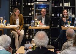 Marie-Luise Wagner (links), Lukas Rosengrün und Jasmina Hostert im Sindelfinger Weinkult.