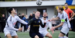 Einer gegen alle: Ehningens Lars Jäger umringt von Lucas Schuckenböhmer, Kenan Kasikci und Raphael Molitor (von links).