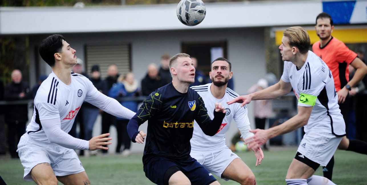 Einer gegen alle: Ehningens Lars Jäger umringt von Lucas Schuckenböhmer, Kenan Kasikci und Raphael Molitor (von links).