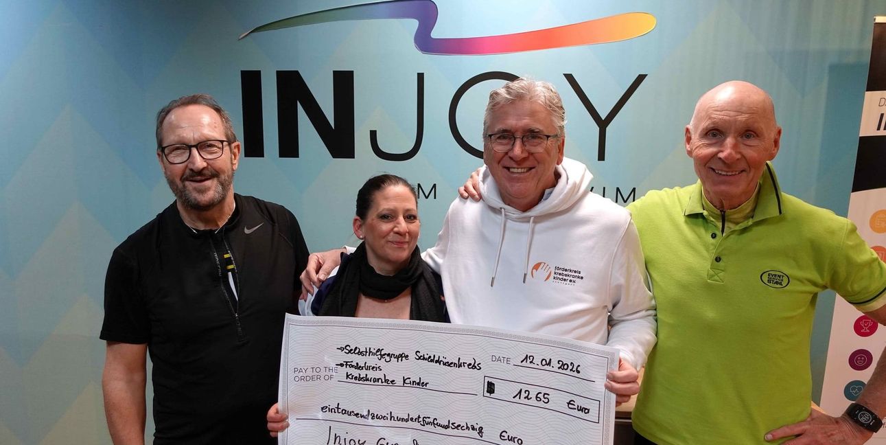 Zur Spendenübergabe trafen sich Thomas Hoffmann und Ella Scheibke von Injoy, Vorstandsmitglied Mike Coils vom Förderkreis sowie Bernd Ammer von Eventservice Stahl.