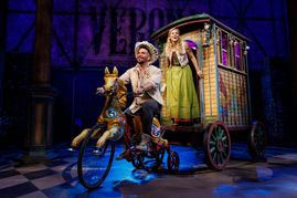 Paris statt  Verona: Riccardo Greco als William Shakespeare und SabrinaWeckerlin als AnneHathaway auf Achse.