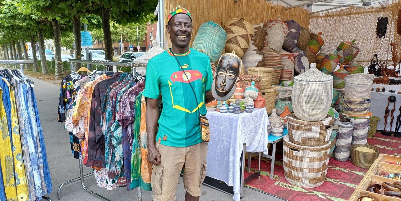 Pape Sow hat Masken, Körbe, Schmuck und Kleidung aus dem Senegal in seinem Sortiment.