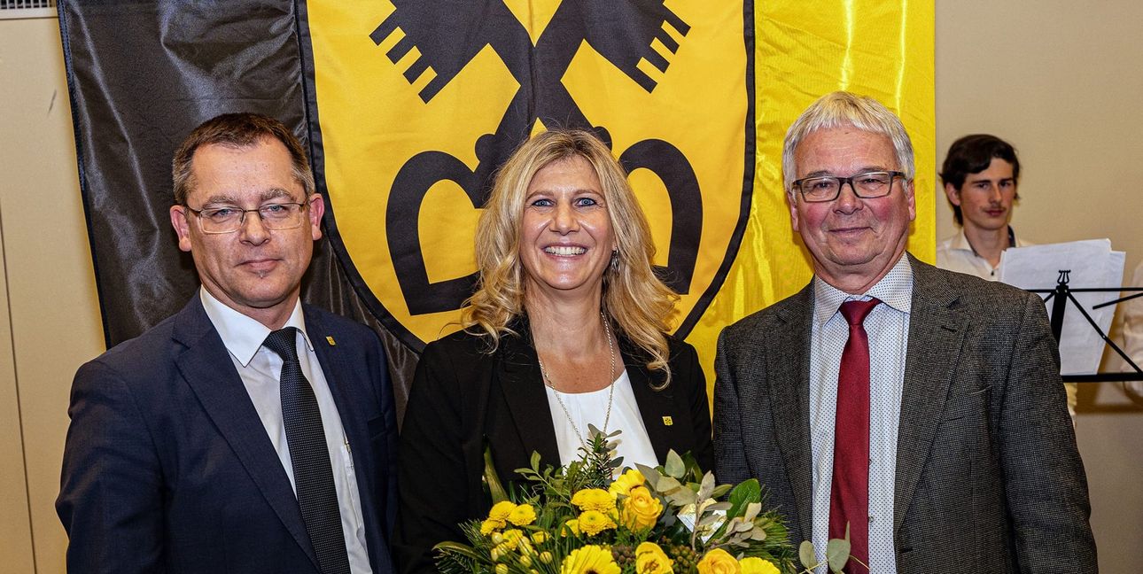 Nach der Verpflichtung zur Bürgermeisterin: Melanie Hettmer eingerahmt vom Beigeordneten Peter Müller (links) und Stadtrat Thomas Mauch.