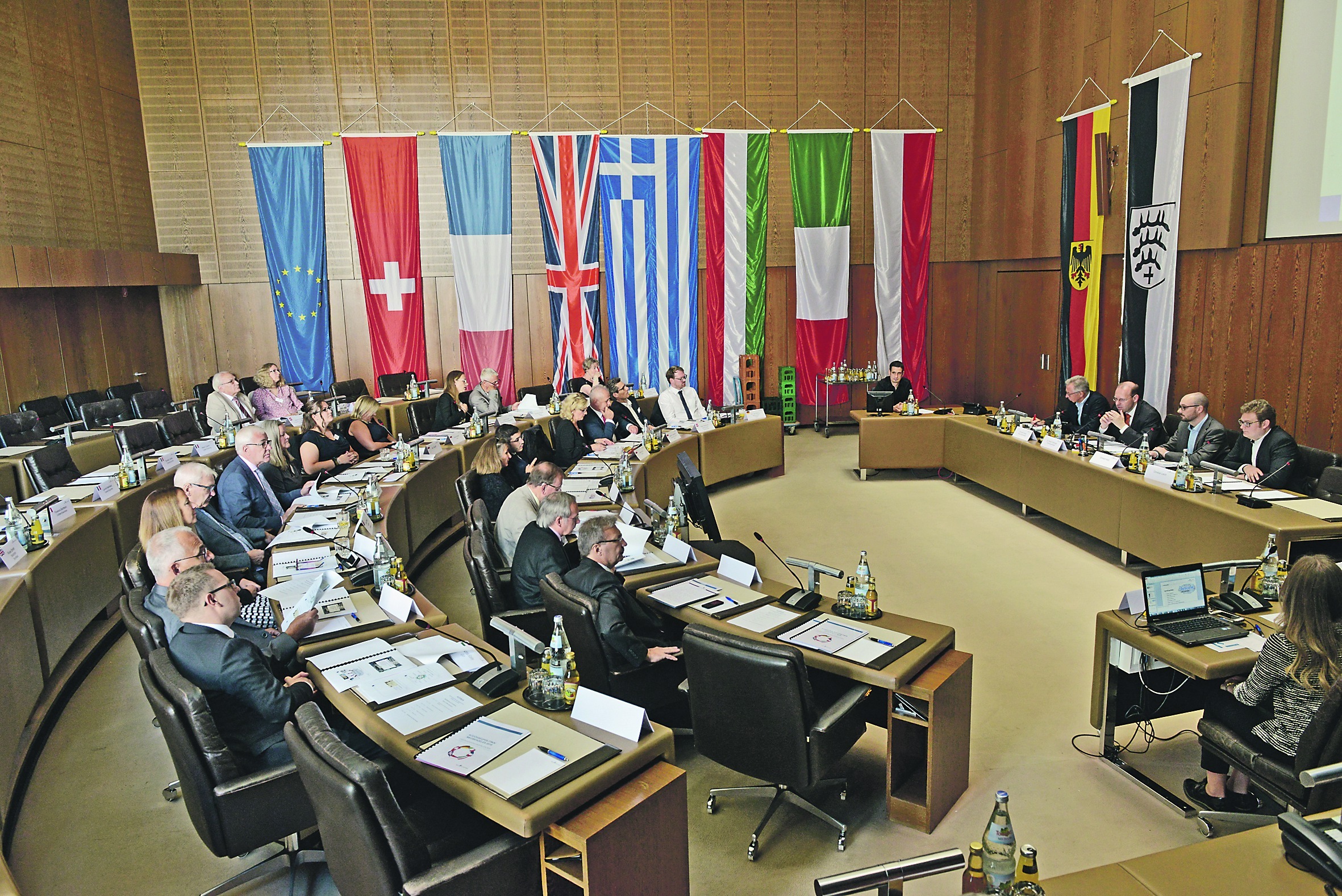 Europaflaggen im Sindelfinger Rathaus. Zum ersten Mal ist beim kommunalpolitischen Gespräch mit Dimitrios Kyriazis ein Stadtrat von der griechischen Insel Samos dabei, für die das Europabüro bei der Flüchtlingskrise Ende 2015 Hilfe organisierte. Bilder: Stampe