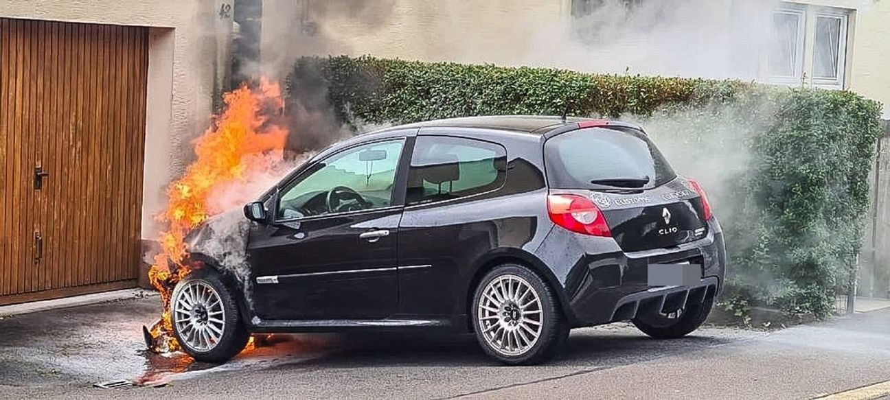 Sindelfingen: Flammen aus der Motorhaube. Bild: SDMG/Dettenmeyer