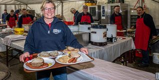 Kommandantin Astrid Schimmer serviert mit ihrer Mannschaft herzhafte Leckereien.