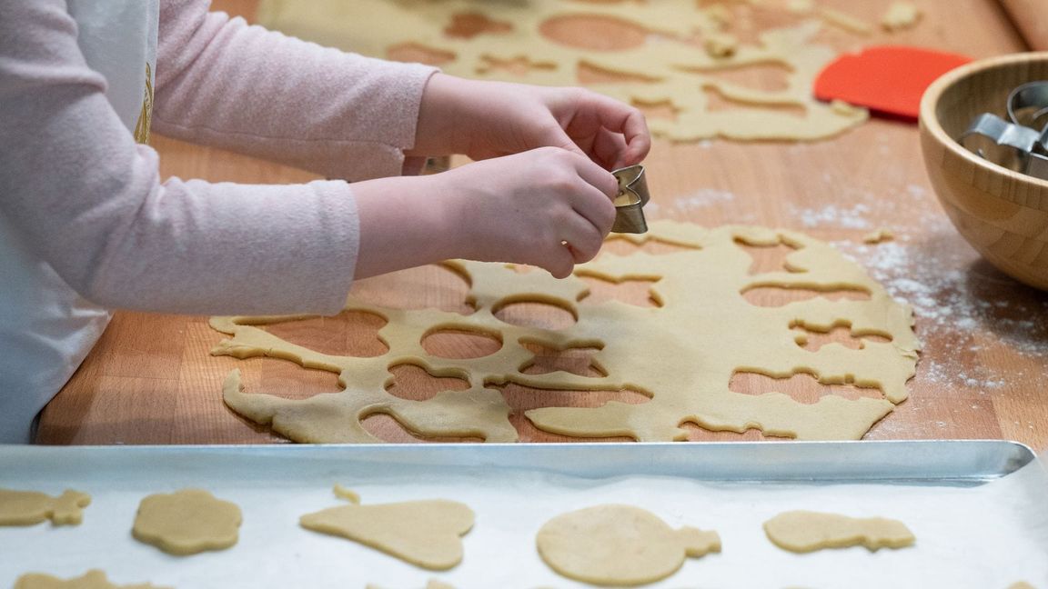 Dieser Teig dürfte durch den gesunkenen Butterpreis eher billiger geworden sein. (Archivbild)