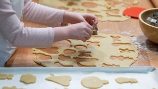 Dieser Teig dürfte durch den gesunkenen Butterpreis eher billiger geworden sein. (Archivbild)