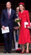 März: Am Commonwealth Day besuchen die Windsors den traditionellen Gottesdienst in der Londoner Westminster Abbey – Prinzessin Kate setzt mit diesem signalroten Mantelkleid mit XXL-Schleife von Catherine Walker, ein Klassiker aus ihrem modischen Repertoire, ein Statement.