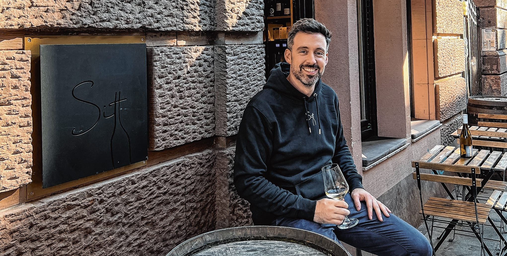 Pablo Dahl vor dem Sitt Wein in der Langen Straße.