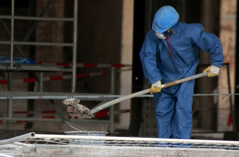 Wer auf dem Bau mit Asbest in Berührung kommen könnte, muss sich schützen. Der Schutzanzug muss nach Gebrauch abgesaugt werden und erst danach soll die Maske abgenommen werden.