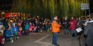 Die Stadtkapelle Böblingen stimmt mit Martinsliedern auf den Umzug ein.