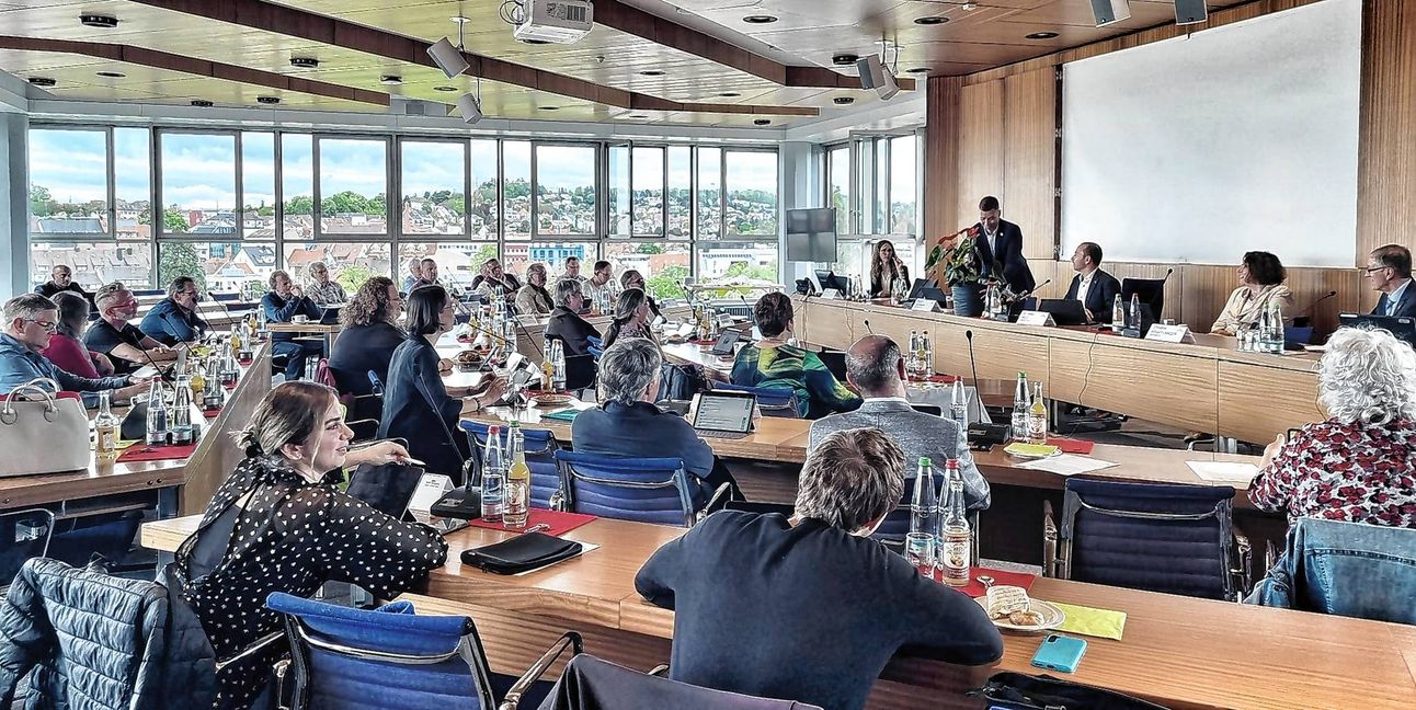 Das Foto zeigt den großen Sitzungssaal im Böblinger Landratsamt. Bild: Hamann/A