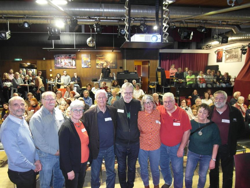 Ulrich Hensinger, Gerhard Wagner, Heidi Hafner, Kurt Haug, Armin Hess, Ursula Merz, Hilmar Kallweit, Monika Etspüler, Gert Fenselau (von 
links) bei der Uraufführung des Videos am Samstag.