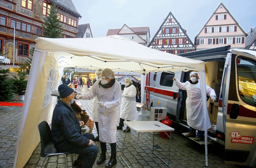 Was in Tübingen seit Wochen angeboten, wird es bald an vielen Orten im Land geben: Schnelltests für alle, die ältere oder kranke Menschen zu Weihnachten besuchen wollen. Foto: Horst Haas