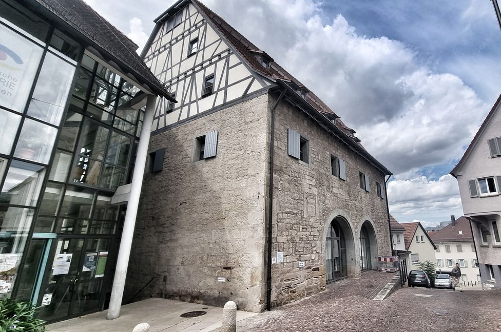 Die Zehntscheuer beheimatet seit der Kernsanierung 1984 das Bauernkriegsmuseum. Jetzt muss das Gebäude an der Westseite dringend erneuert werden. Bild: Hamann