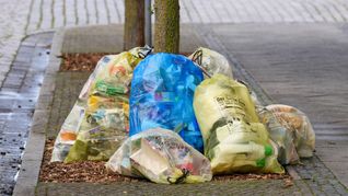 Müll aus Haushalten am Straßenrand - der größte Posten bei den Abfällen entsteht allerdings anderswo. (Archivbild)