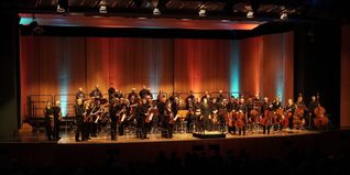 Nach der Konzertouvertüre mit Brahms nimmt das Sinfonieorchester Sindefingen den Applaus entgegen.