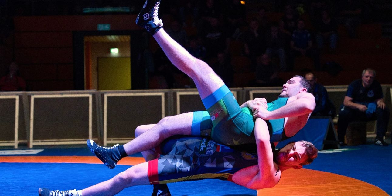 Fabian Bendl (unten) beim Wurf. Er sogte für die erste Führung des TSV Ehningen im Duell gegen den AV Hardt.  Bild: z