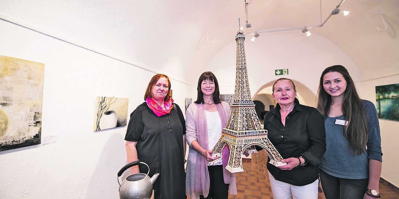 Dieser Eiffelturm, den die vier Organisatorinnen der Ausstellung „Kunst-Raum Grafenau“ zeigen, wurde von Ulrich Reinhardt aus Papier gebaut. Auf unserem Foto von links: Petra Reus, Astrid Kiefer, Rita Graf und Fabiola Iwanow.  Bild: Richter