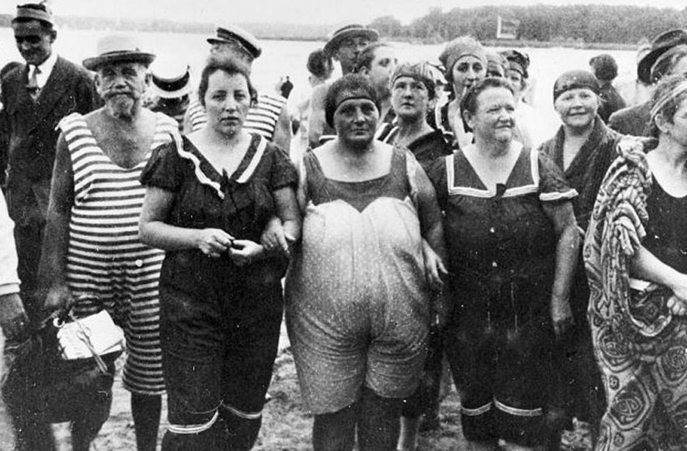 Die Männer in Zebrahosen, die Frauen im maritimen Look: eine muntere Badegesellschaft um 1910
Foto: AKG