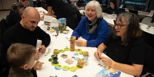 Joel Kimmerle, Andrea Schabolovski, Ute Erdmann und Yvonne Wichert sind als Zauberschüler im Spiel „Die wandelnden Türme“ unterwegs.