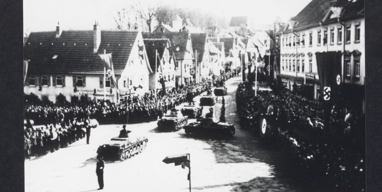 Böblingen arbeitet die NS-Geschichte der Stadt auf. Die Erforschung der Zwangsarbeiterlager bildet den Auftakt. Das Bild zeigt den Einzug des Panzerregiments 8 im Jahr 1938 in Böblingen.